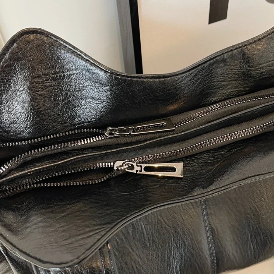 Sac à bandoulière femme, cuir végétal, élégant et moderne, parfait pour un look chic.