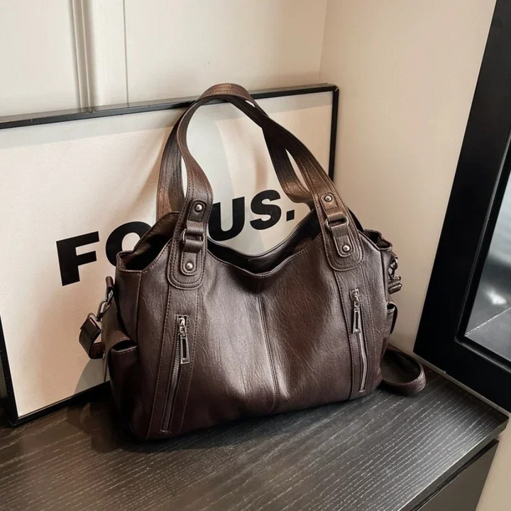 Accessoire de mode féminin : sac à bandoulière en cuir végétal, élégant et pratique.