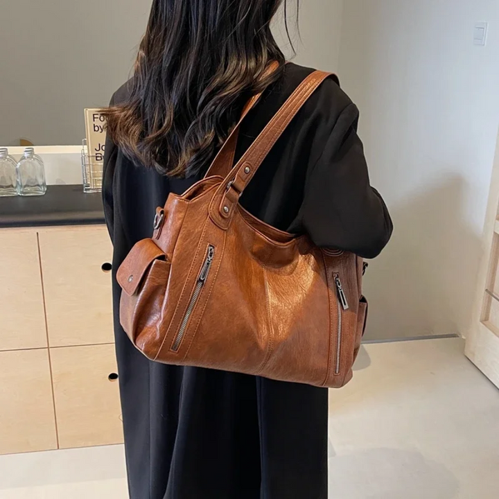 Sac à bandoulière élégant pour femme, accessoire mode en cuir végétal, très pratique.