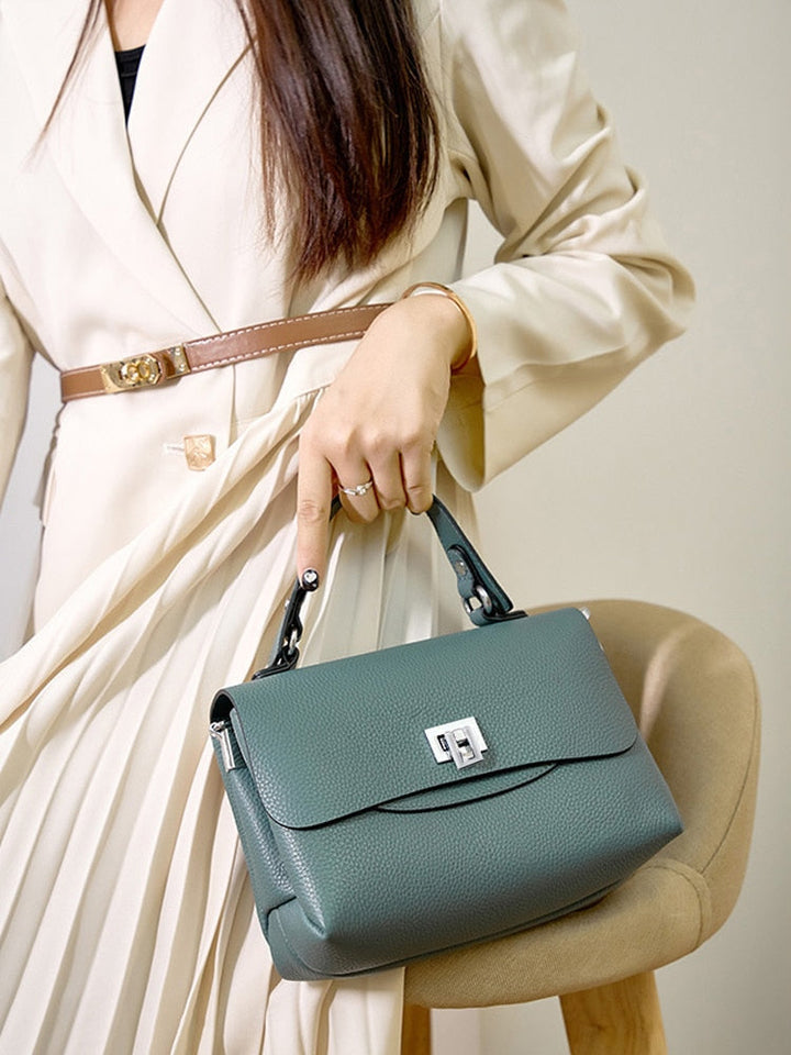 Sac bandoulière en cuir véritable noir porté par une femme, mettant en valeur son élégance et sa polyvalence.
