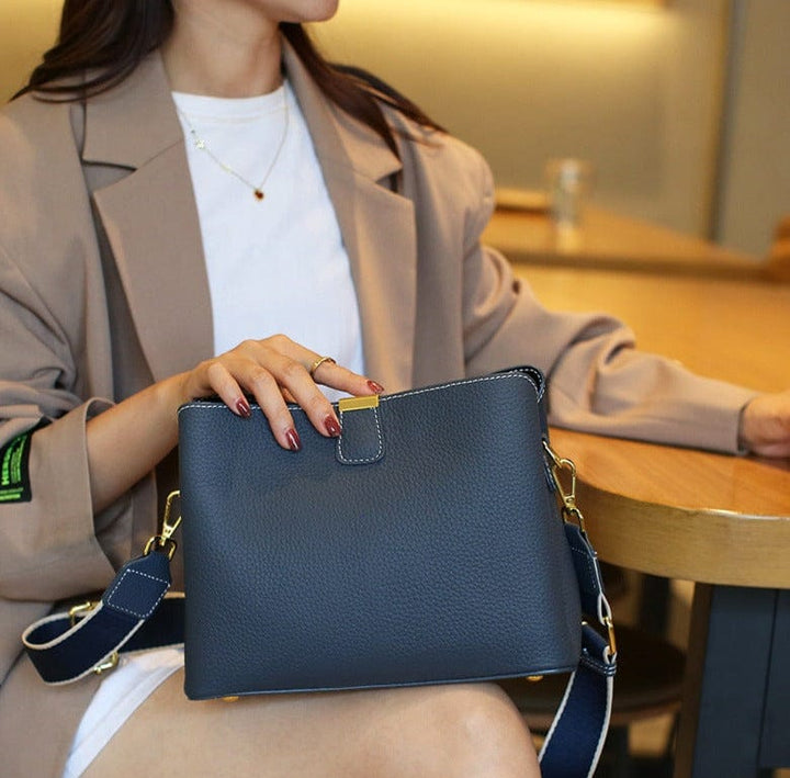 Sac à main femme en cuir véritable, accompagné d'un foulard en soie, soulignant l'élégance. Accessoire de mode féminin.