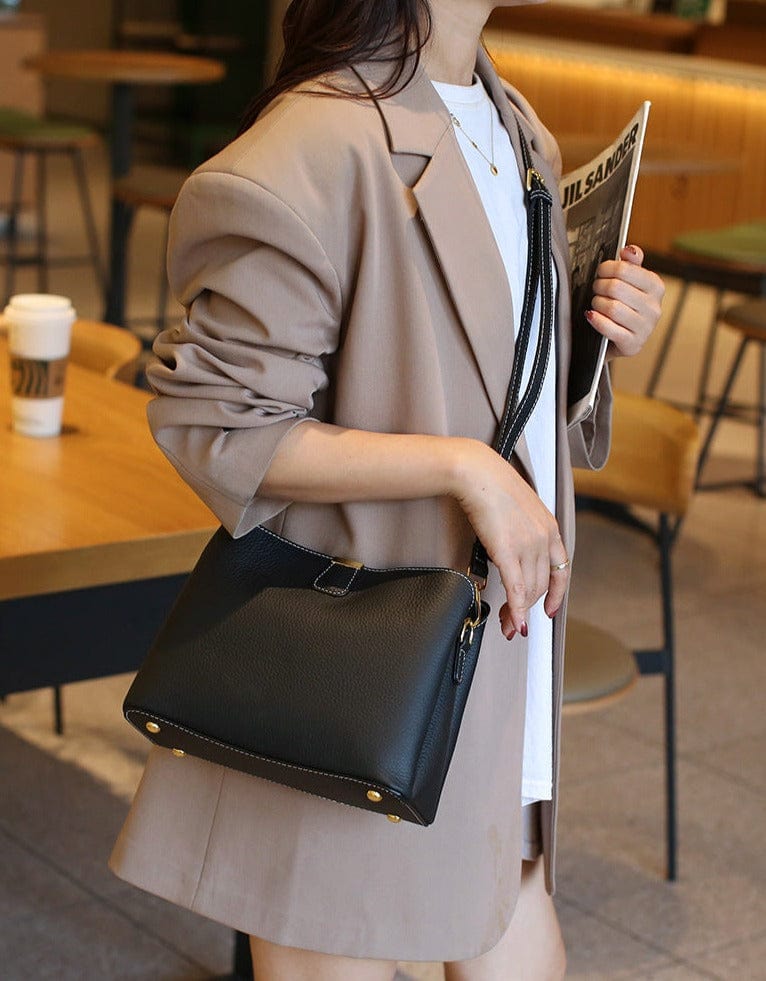 Détail de la base renforcée d'un sac à main en cuir véritable, protégeant l'accessoire mode. Durabilité assurée.