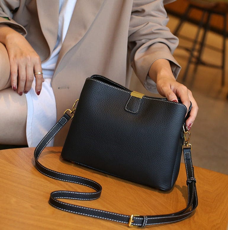 Sac bandoulière femme en cuir véritable, avec un portefeuille et des lunettes de soleil à l'intérieur. Organisation facile.