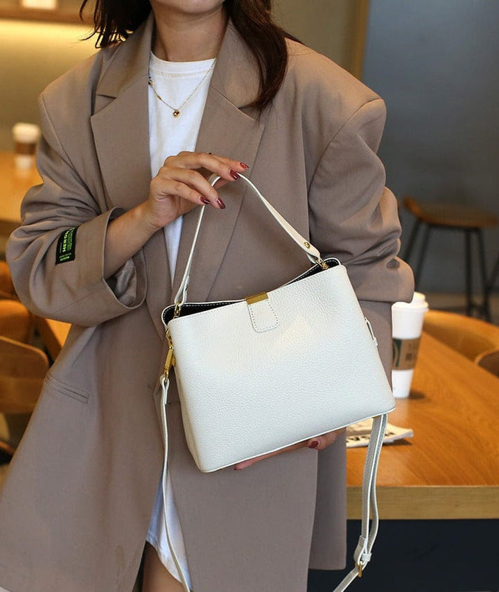 Sac bandoulière en cuir véritable pour femme, de couleur vert foncé, ajoutant une touche d'originalité. Article de mode unique.