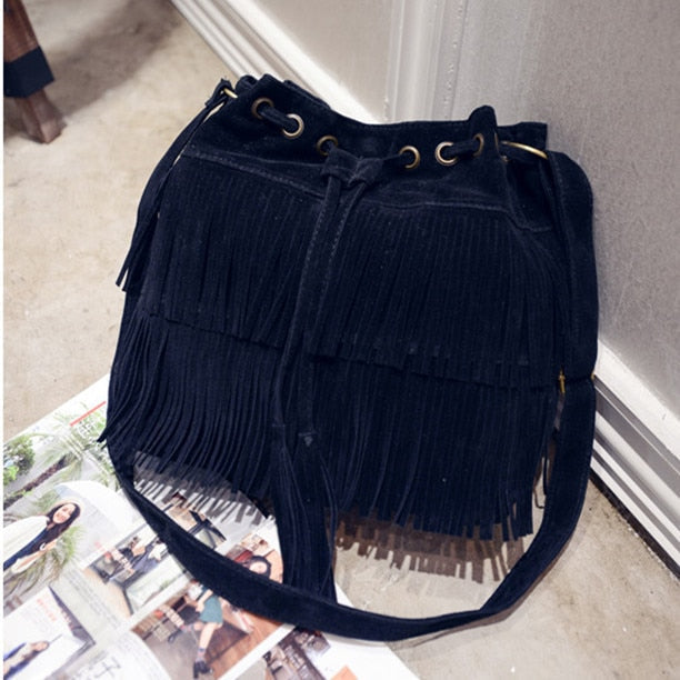 Sac bandoulière élégant en daim noir pour femme, style bohème chic, parfait pour le quotidien.