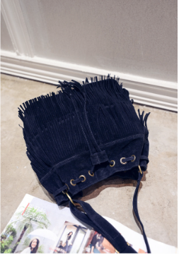 Sac à main femme en daim noir, modèle bandoulière chic, un accessoire de mode idéal.