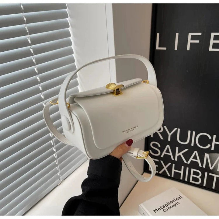 Sac bandoulière kaki en cuir PU, avec un porte-clés décoratif et une bandoulière ajustable.