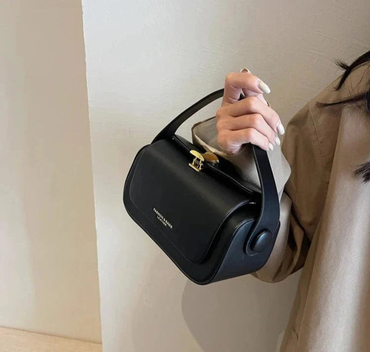 Sac à main femme kaki avec bandoulière ajustable, idéal pour les sorties.