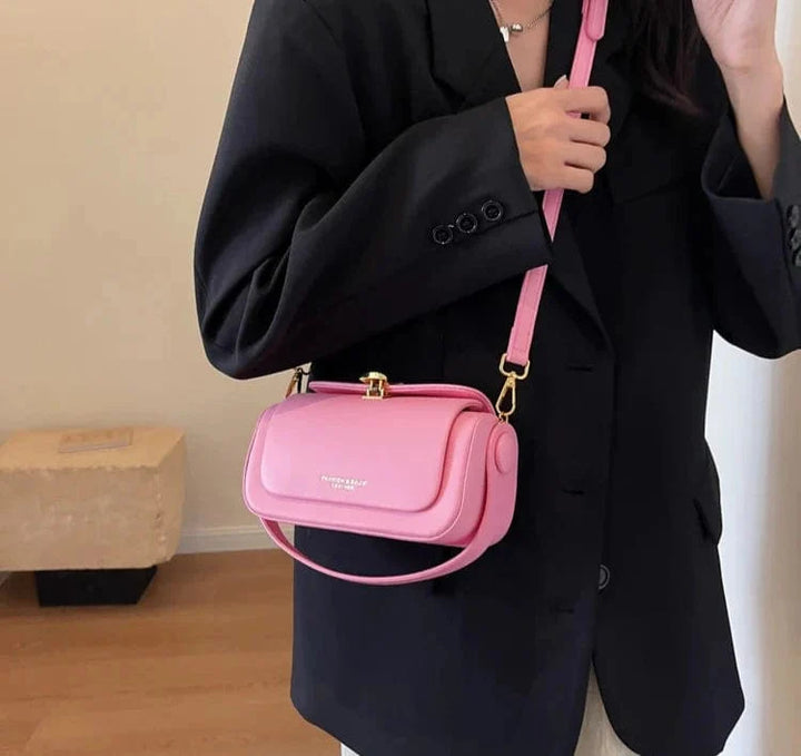 Sac bandoulière noir avec son emballage soigné, prêt à être offert.