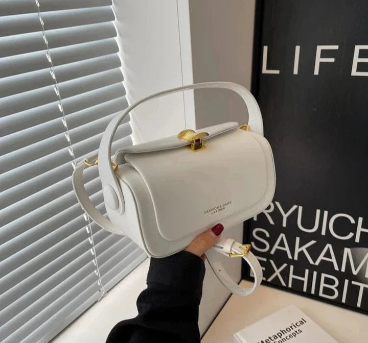 Différentes façons de porter un sac à main bandoulière femme en cuir PU noir.