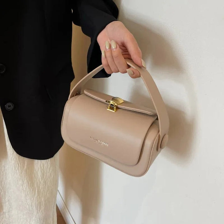 Sac bandoulière sophistiqué en cuir PU beige, un accessoire intemporel pour femme.