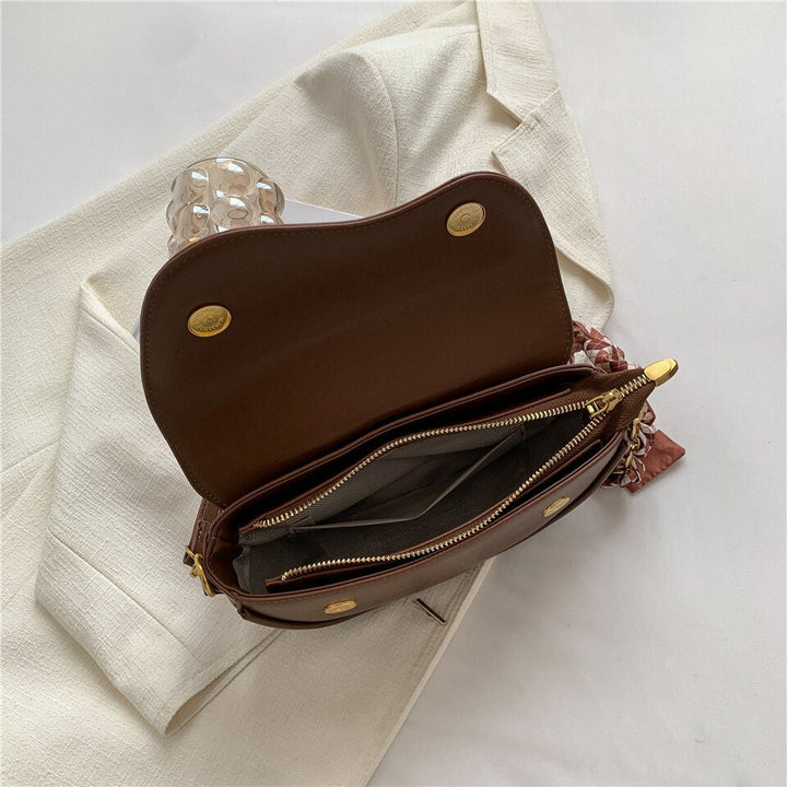 Intérieur spacieux et organisé d'un sac à main femme en cuir PU, pratique pour tous les essentiels.