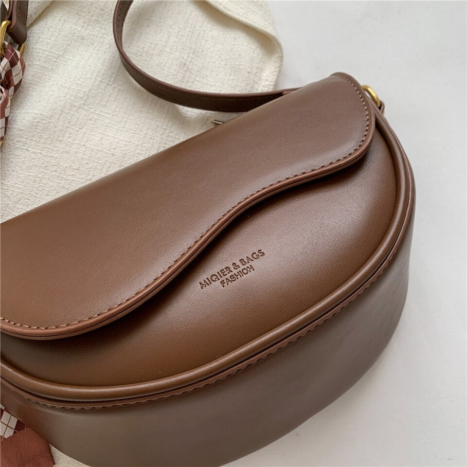 Vue arrière d'un sac bandoulière femme en cuir PU, design épuré pour un style élégant et mode.