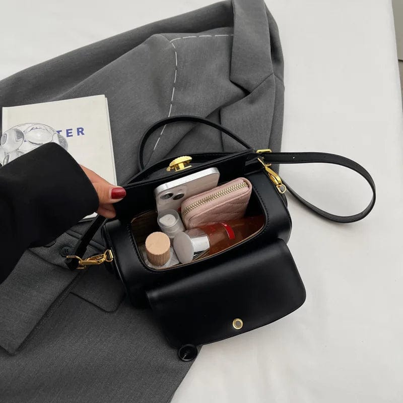 Sac à main femme porté sur l'épaule, mettant en valeur son design élégant et sa couleur noire.