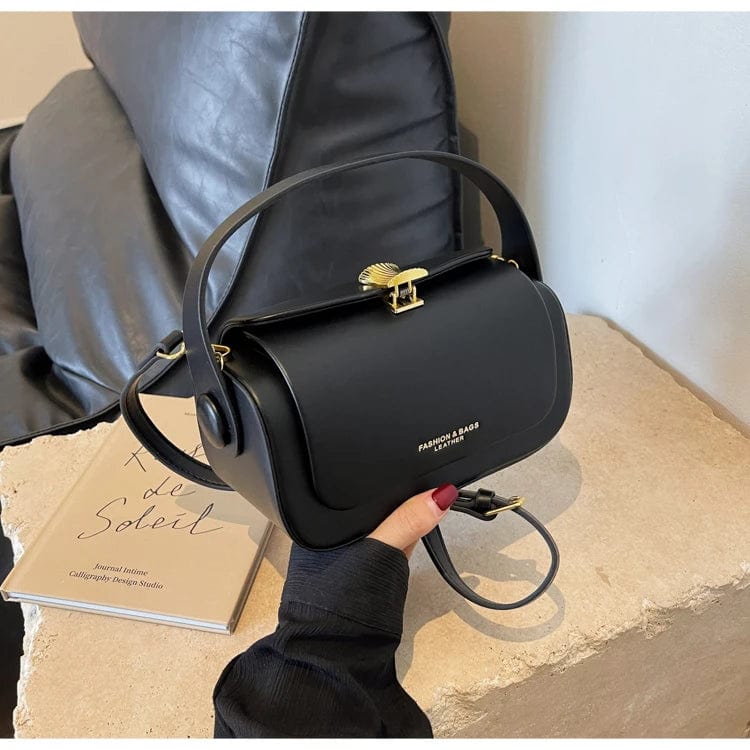 Gros plan sur la texture du cuir PU d'un sac bandoulière rose pour femmes.