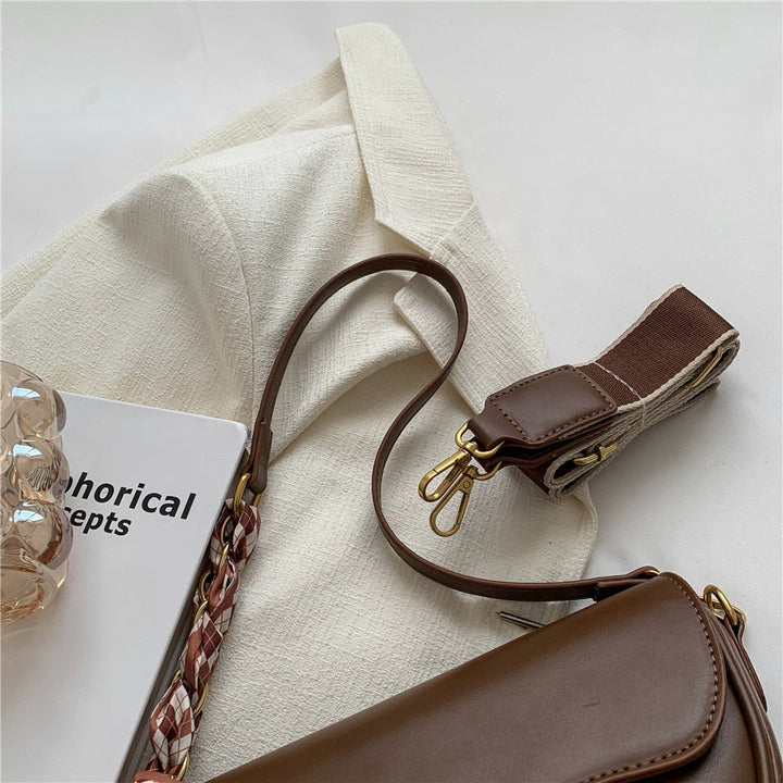 Détail de la fermeture métallique d'un sac bandoulière femme en cuir PU, finition soignée et chic.