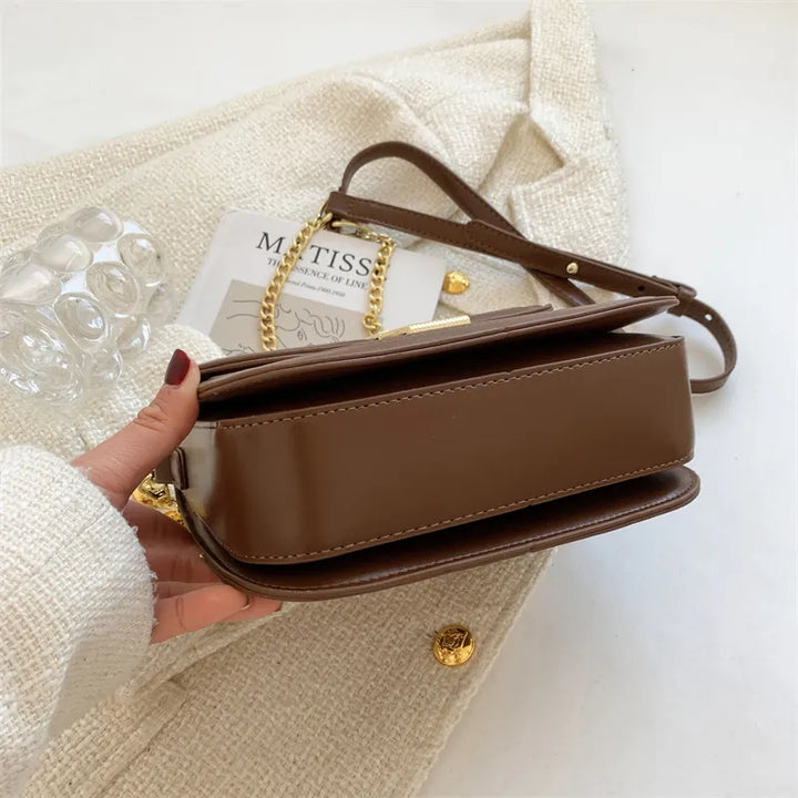 Détail pochette frontale sac bandoulière femme toile et cuir, avec zip et tirette, accessoire élégant