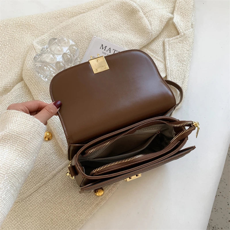 Sac bandoulière femme vue de profil, toile texturée et cuir marron, petit sac élégant et fonctionnel