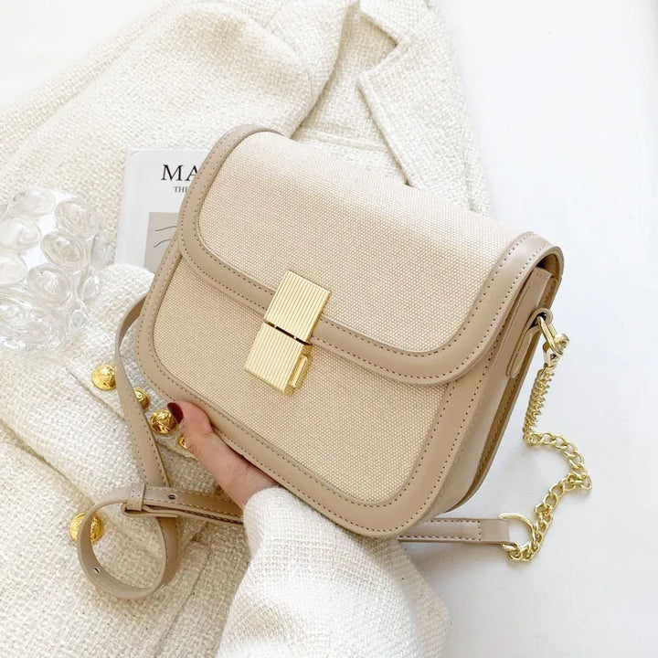 Fermeture éclair principale du sac bandoulière femme en toile et cuir, avec logo discret, sac chic