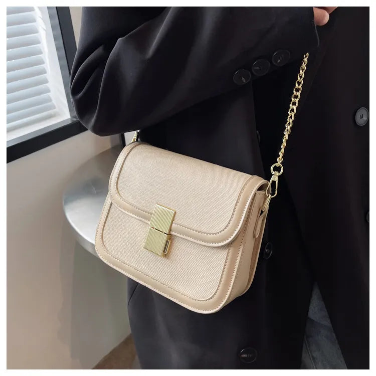 Sac bandoulière femme bicolore toile beige et cuir marron, détail des coutures soignées, petit sac mode