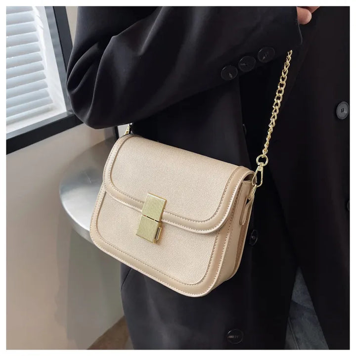 Sac bandoulière femme bicolore toile beige et cuir marron, détail des coutures soignées, petit sac mode
