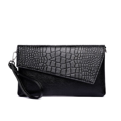 Sac bandoulière élégant noir avec motif python pour femme, idéal soirée chic.