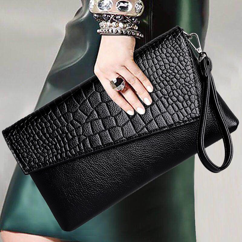 Sac bandoulière femme noir, motif python raffiné. Compact et chic, idéal pour les sorties élégantes.
