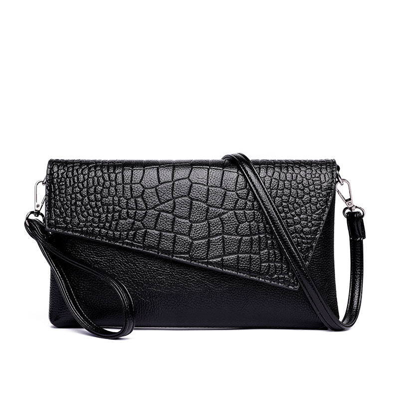 Sac bandoulière femme chic noir, motif python texturé. Élégant et compact, parfait pour vos soirées.