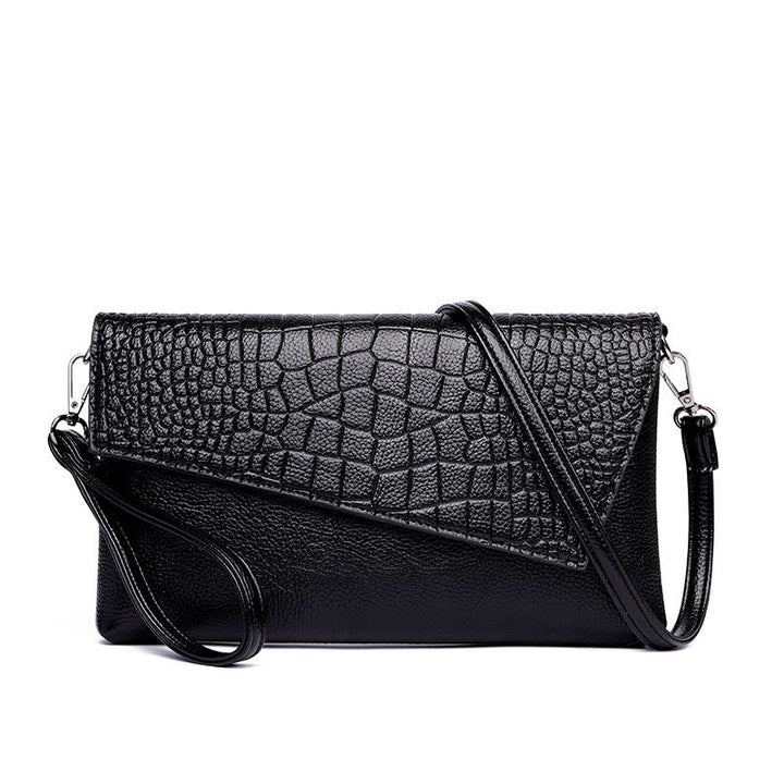 Sac bandoulière femme chic noir, motif python texturé. Élégant et compact, parfait pour vos soirées.