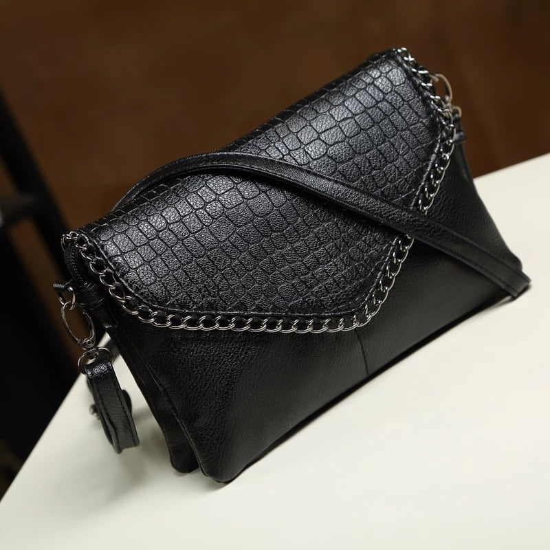 Sac à main femme noir effet croco, bandoulière ajustable, accessoire mode chic.