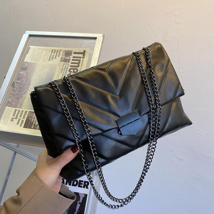 Sac bandoulière élégant noir en similicuir pour femmes, parfait pour accessoire de mode stylé.