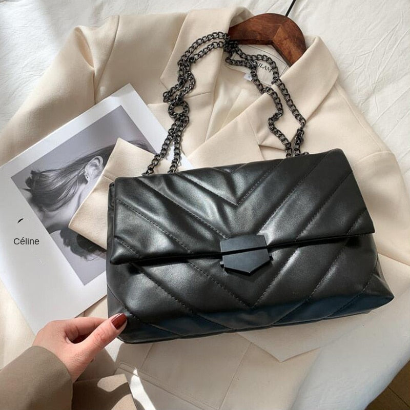 Accessoire de mode stylé : sac bandoulière noir en similicuir, polyvalent pour toute occasion femme.