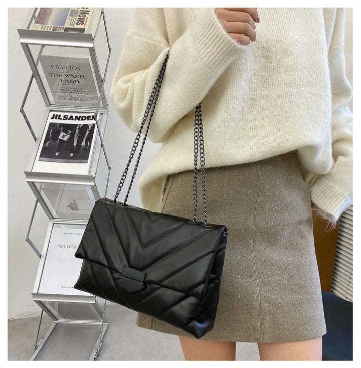 Sac bandoulière femme noir, chic et moderne, doté de détails recherchés parfait pour un look stylé.