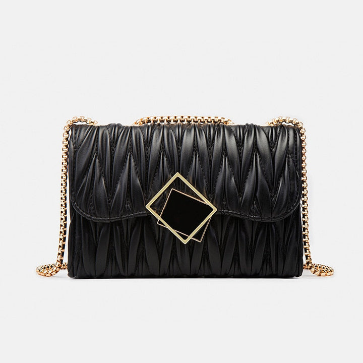 Pochette femme chic noir et doré. Sac élégant en cuir synthétique avec chaîne dorée, idéal soirée ou événement.