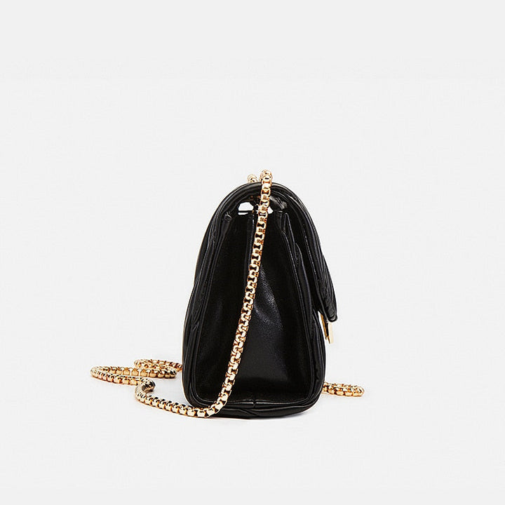 Sac bandoulière femme noir et doré, accessoire mode élégant pour compléter votre tenue de soirée. Cuir synthétique.