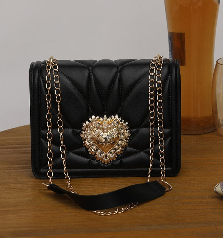 Sac bandoulière élégant noir pour femmes avec chaîne dorée, idéal pour soirées chic et raffinées.