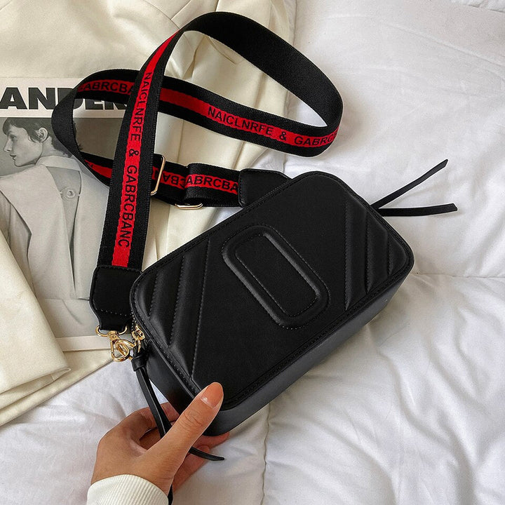 Sac bandoulière élégant noir pour femmes, style décontracté chic, cuir vegan, accessoire mode compact.