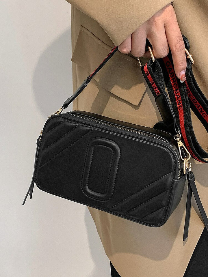 Sac à main bandoulière femme noir, design quotidien chic, parfait pour toute occasion, look élégant.