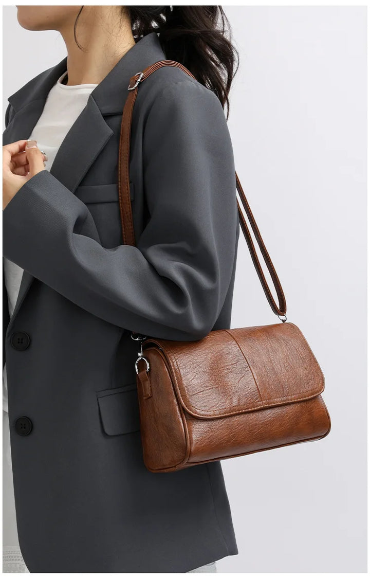 Sac bandoulière élégant pour femme en similicuir, avec rabat, accessoire mode chic pour le quotidien.