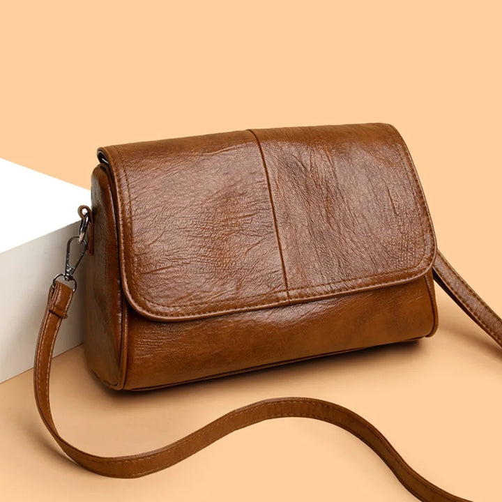 Sac bandoulière compact noir en similicuir avec rabat, style polyvalent pour femme, parfait pour toute occasion.