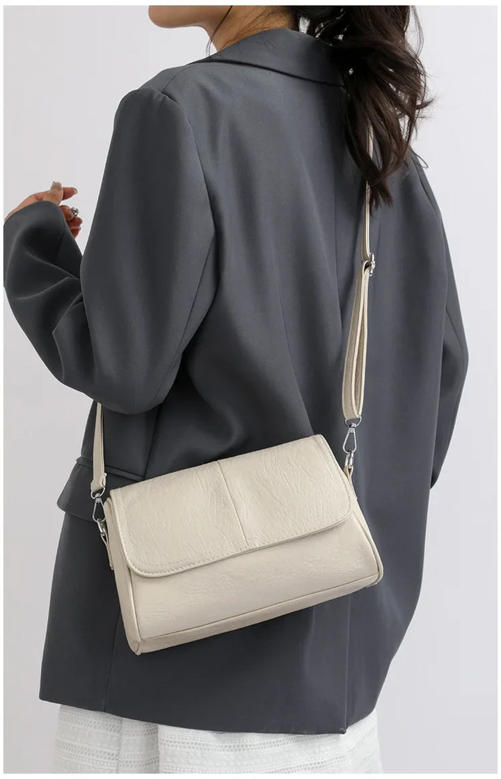 Sac à rabat vieux rose en similicuir pour femmes, porté épaule, accessoire mode élégant et pratique au quotidien.