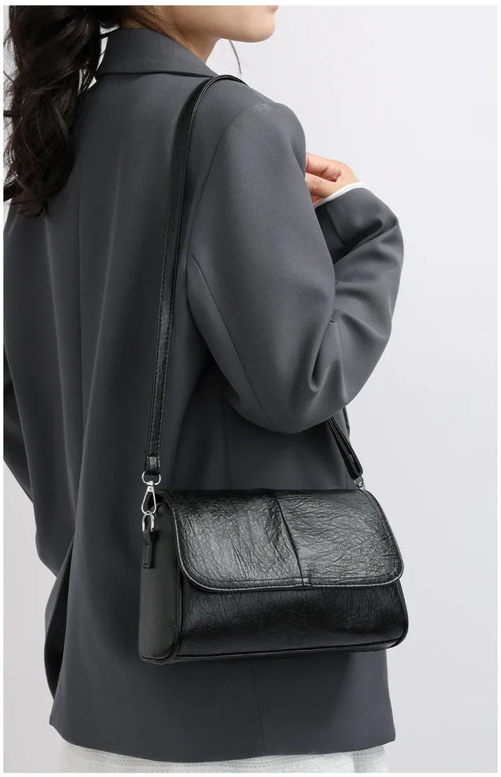 Sac bandoulière féminin avec rabat stylé en similicuir marron, accessoire mode chic et polyvalent pour femmes.