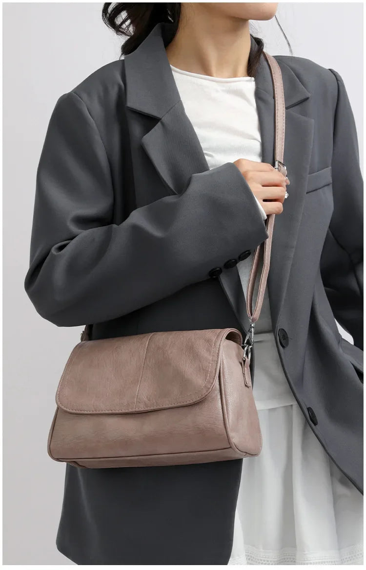Sac bandoulière compact pour femme avec rabat, disponible en noir, marron, vieux rose et écru, similicuir.