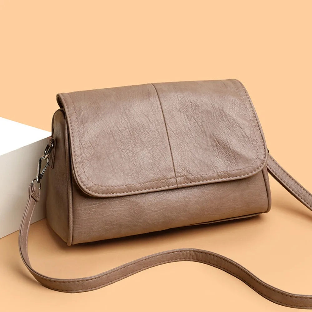 Sac épaule moderne avec rabat en similicuir pour femmes, design élégant et compact, idéal pour vos sorties.