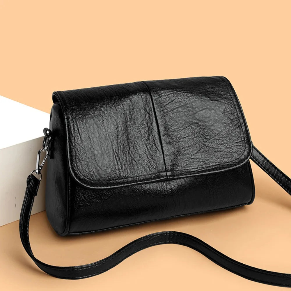 Sac à rabat polyvalent pour femme en similicuir, style élégant et compact, accessoire mode idéal au quotidien.