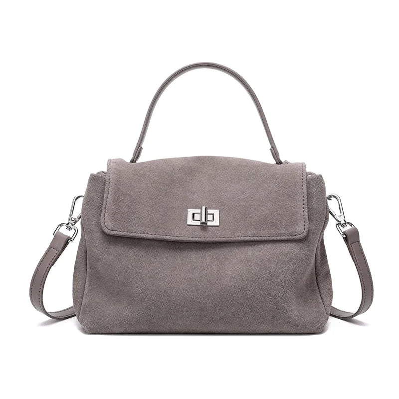 Sac à bandoulière pour femme en daim marron clair, sac casual pratique et chic.