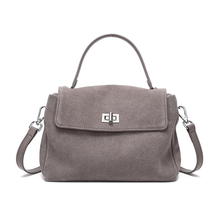 Sac à bandoulière pour femme en daim marron clair, sac casual pratique et chic.