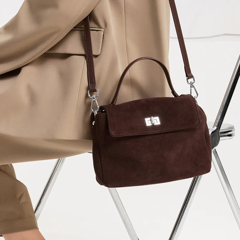 Accessoire mode: sac à bandoulière pour femme en similicuir marron, idéal pour le quotidien.