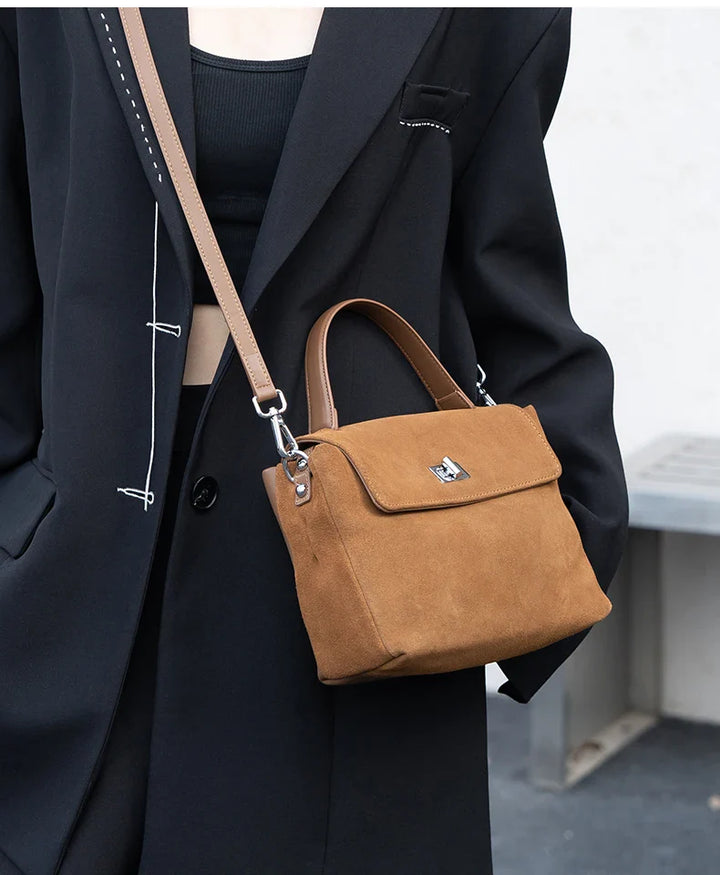 Sac à bandoulière élégant rouge pour femme, sac de ville en similicuir texturé.