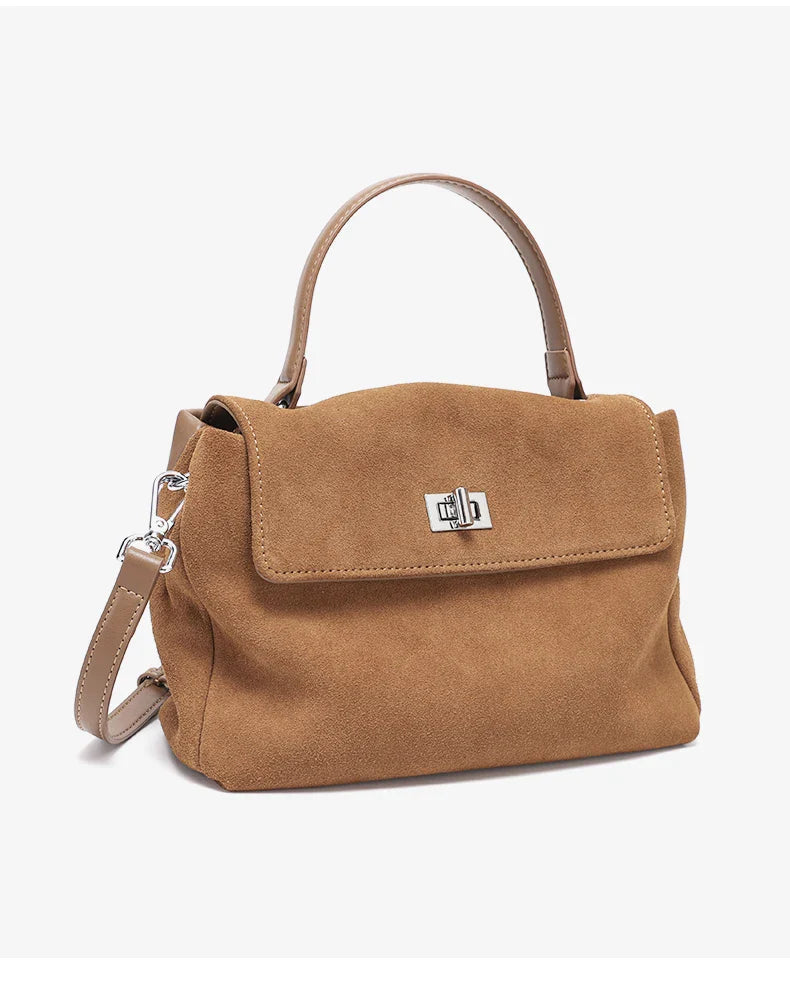 Sac à main femme en daim vert olive, sac bandoulière casual avec détail chaînette dorée.